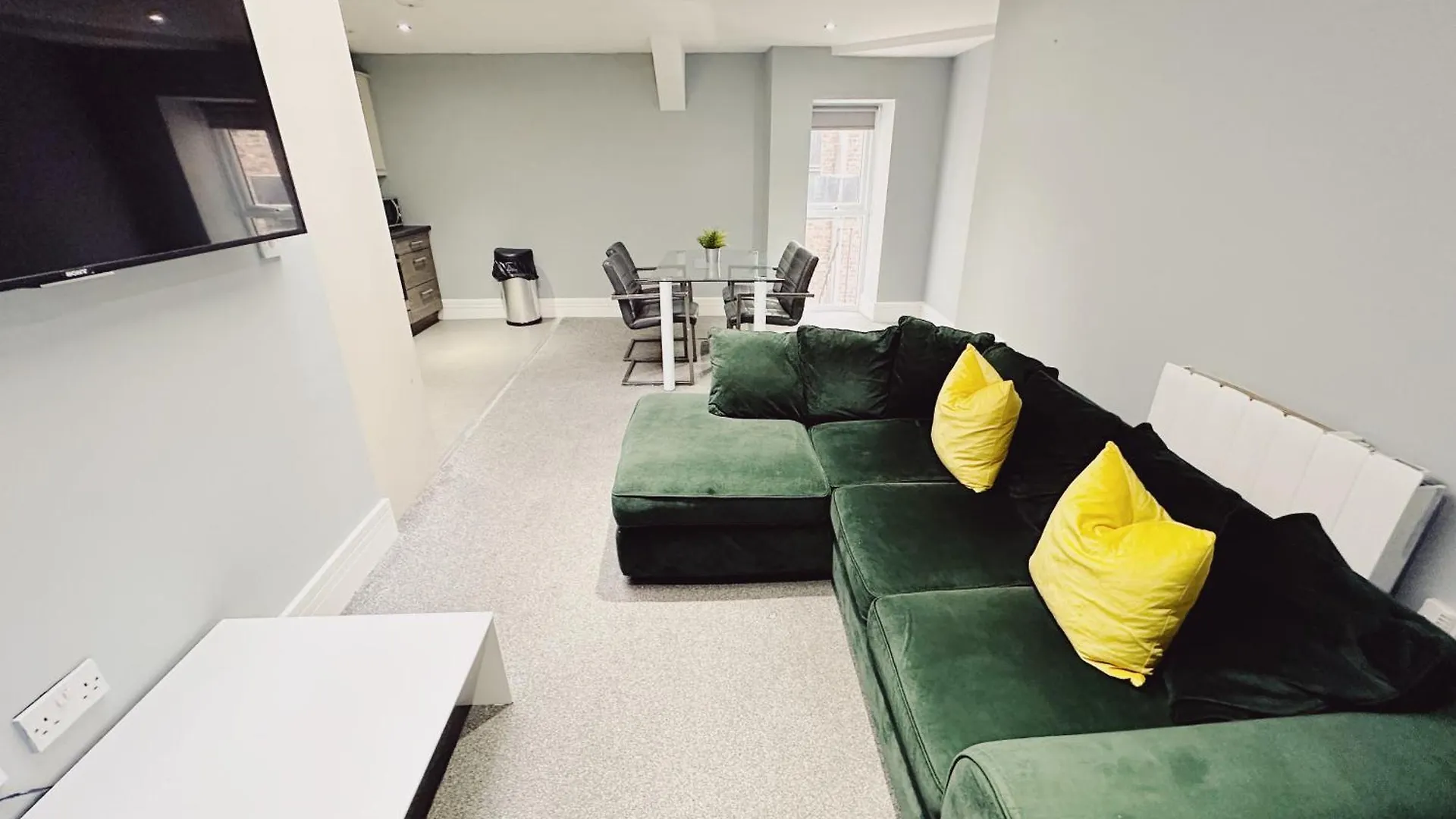 2 Bedroom Apartment In The Heart Of Newcastle - Spacious - Sleeps 7