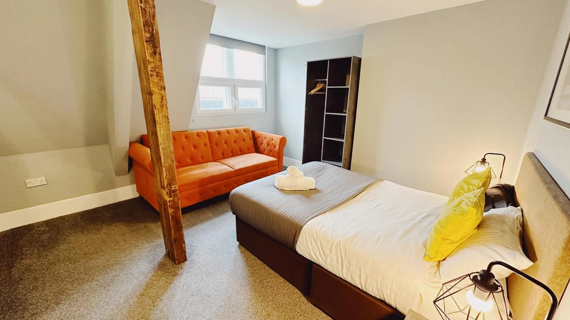 2 Bedroom Apartment In The Heart Of Newcastle - Spacious - Sleeps 7
