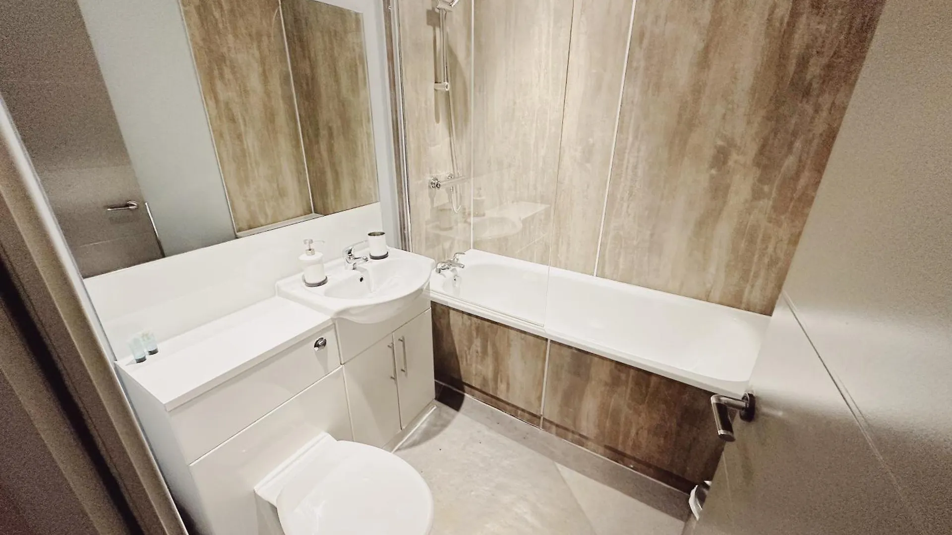 2 Bedroom Apartment In The Heart Of Newcastle - Spacious - Sleeps 7 Newcastle upon Tyne