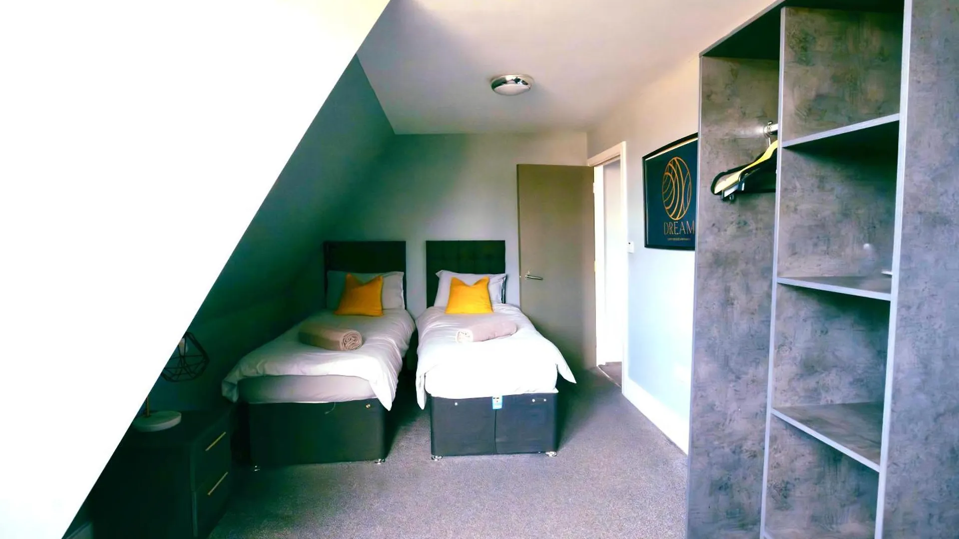 2 Bedroom Apartment In The Heart Of Newcastle - Spacious - Sleeps 7