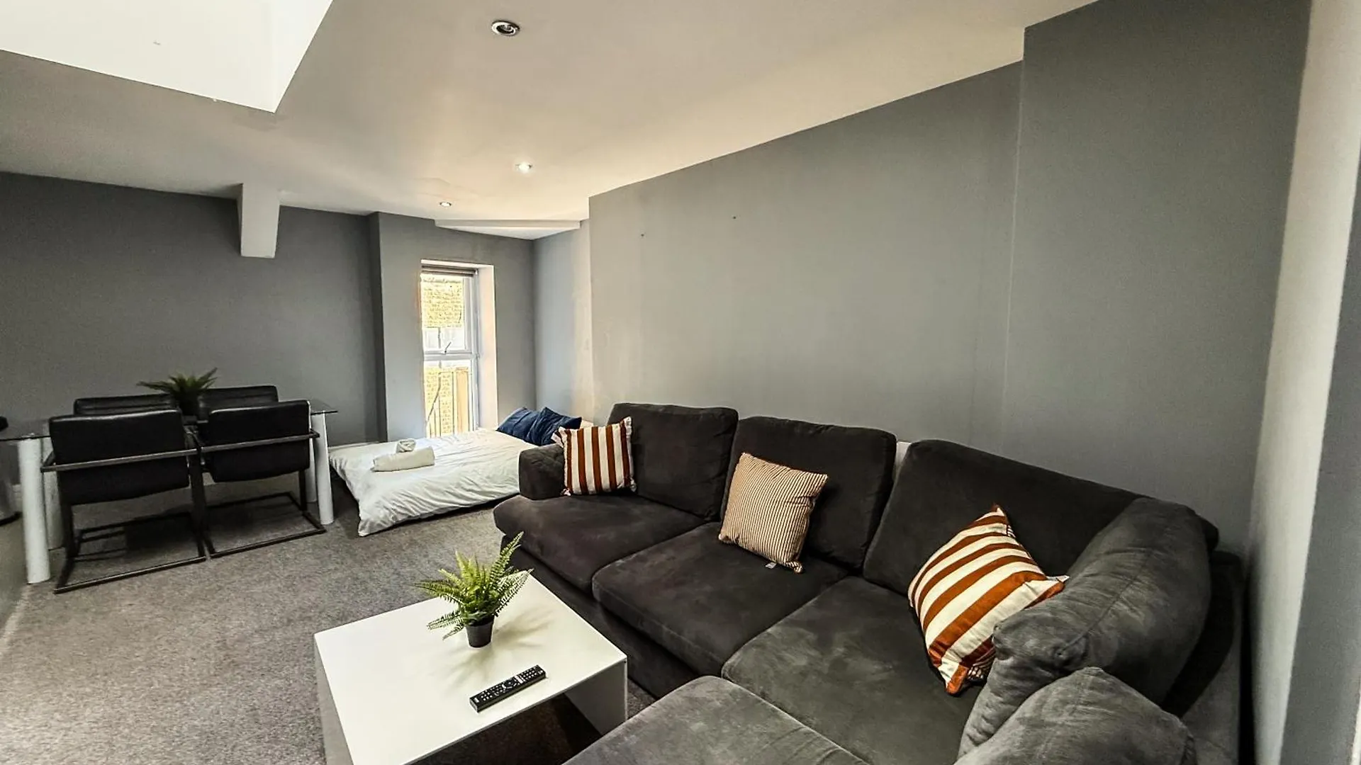 2 Bedroom Apartment In The Heart Of Newcastle - Spacious - Sleeps 7  Newcastle upon Tyne